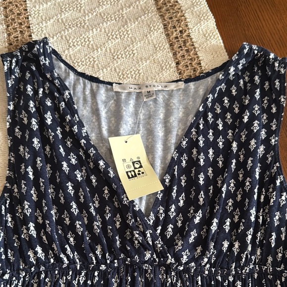 Max Studio Navy  and White Patterned sleeveless top Medium - Picture 3 of 7